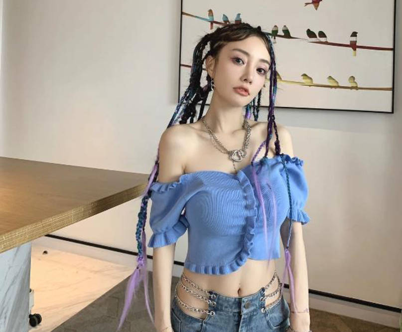 离婚后解放天性?李小璐编脏辫穿露脐装,嘻哈少女味儿十足