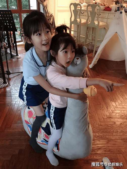 鲍蕾|陆毅妻女合体拍大片，12岁贝儿个头直追妈妈，母女仨同款长腿抢镜