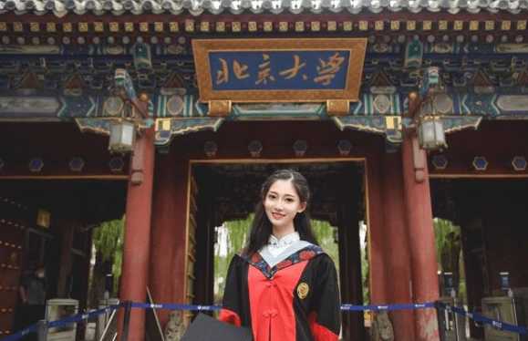 原创北大女博士毕业照爆红神仙颜值不输明星评论区却酸味满满