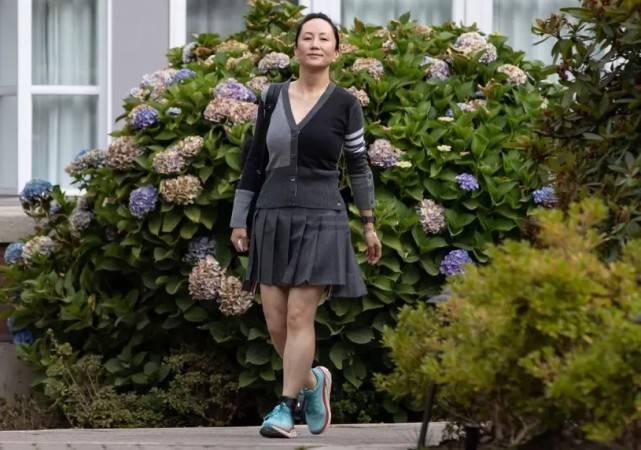 身材|孟晚舟私下造型不忍直视！穿紧身针织衫配百褶裙太显胖，更接地气