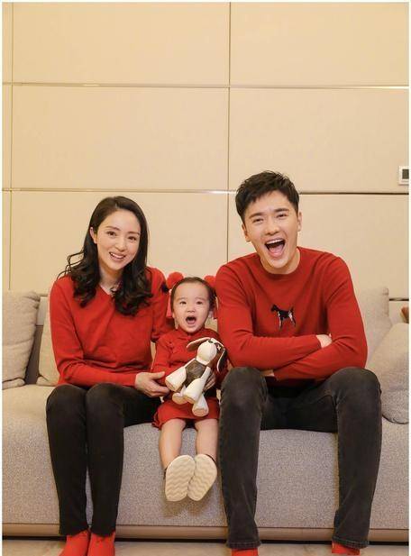 董璇|高云翔回来后，女儿小酒窝终于笑了，穿衣时髦连表情都丰富多彩