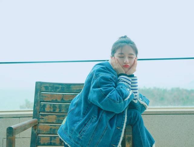 初恋|双马尾的李兰迪很甜美，穿蓝绿色针织衫配高腰裤，简约不失初恋感