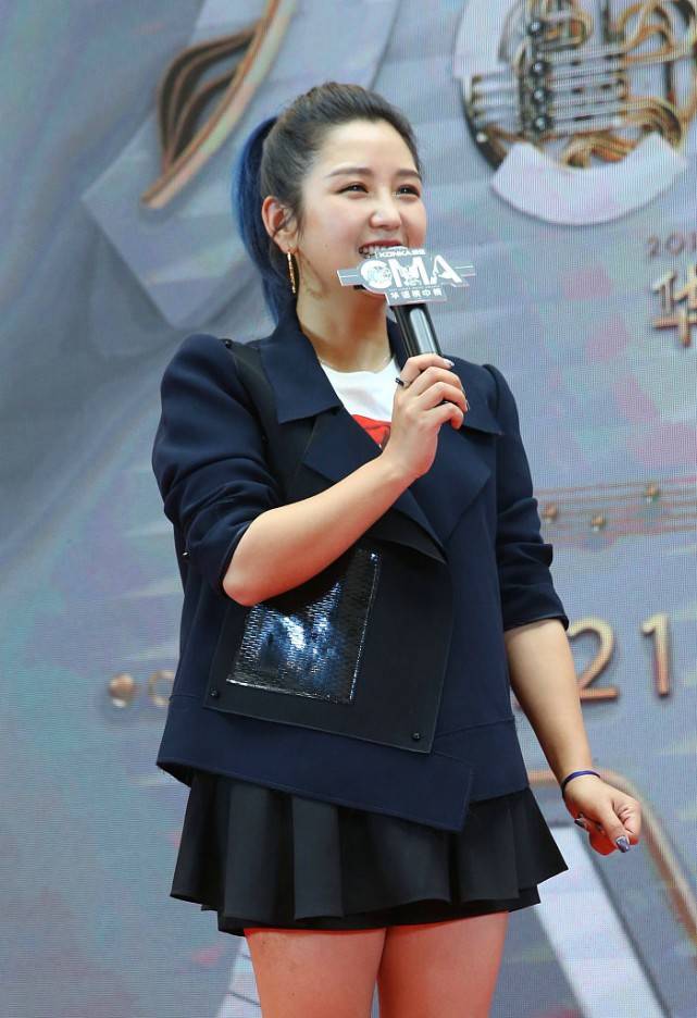 真空|何洁挺有自信的，“真空”穿短西装，四六比例的身材和普通人一样