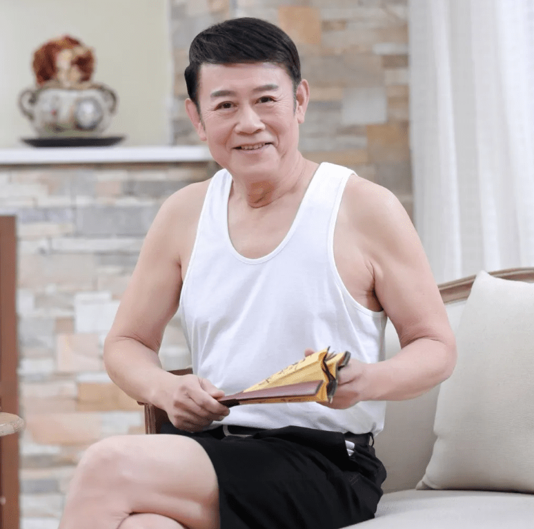 社会|男人衣柜中百搭的白背心