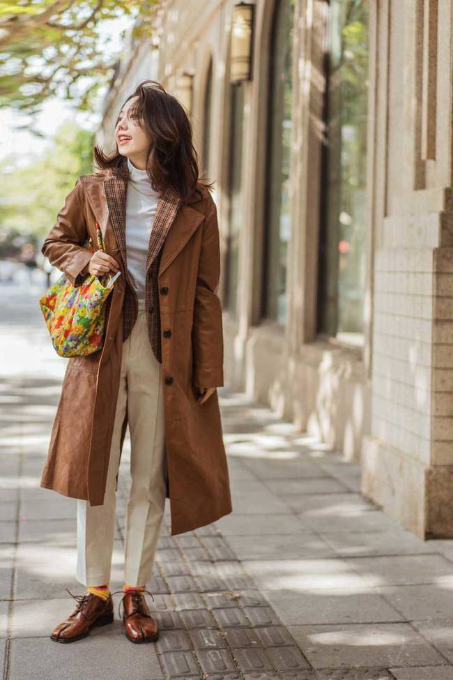 显得|郑希怡穿一袭风衣,搭配黑色长裤走机场,高级又洋气!