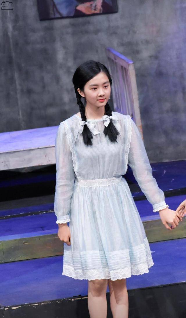 变化|黄磊女儿黄多多变化太大了，麻花辫+蕾丝连衣裙，青春可爱很甜美