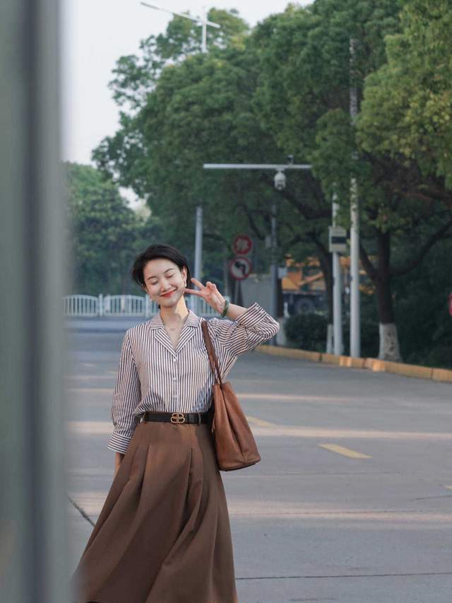 颜色|精致的女人自带气场，针织衫配半身裙，女人30岁一样可以很高级
