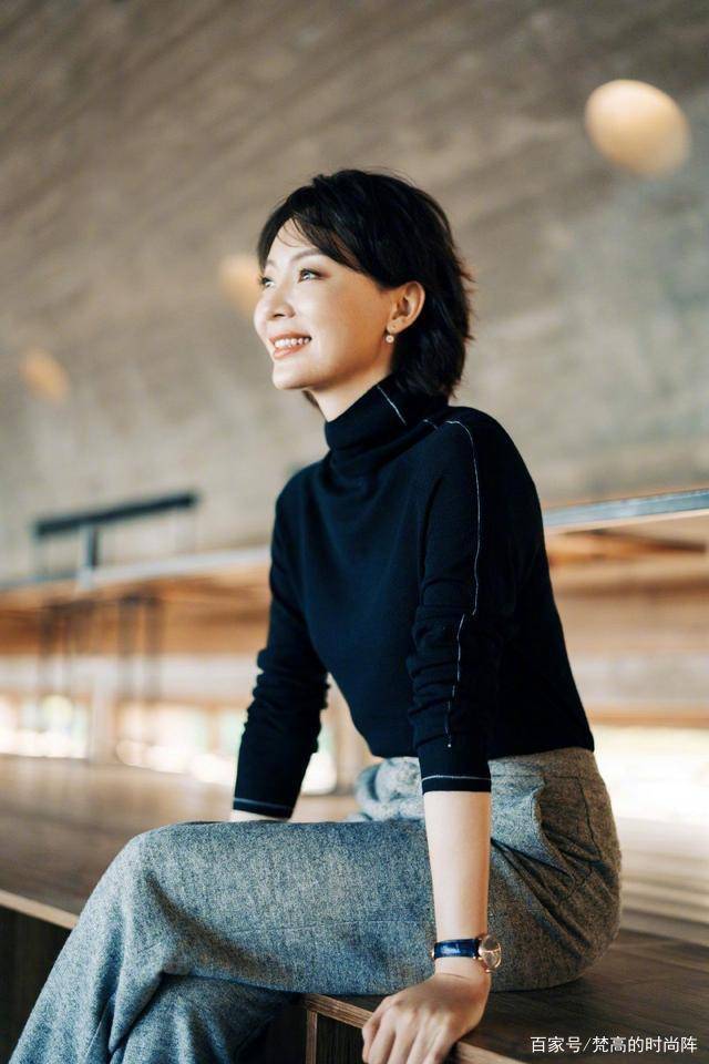 林青霞|林青霞近照曝光，一身休闲黑衣陪友人漫步！真不像66岁的老太太