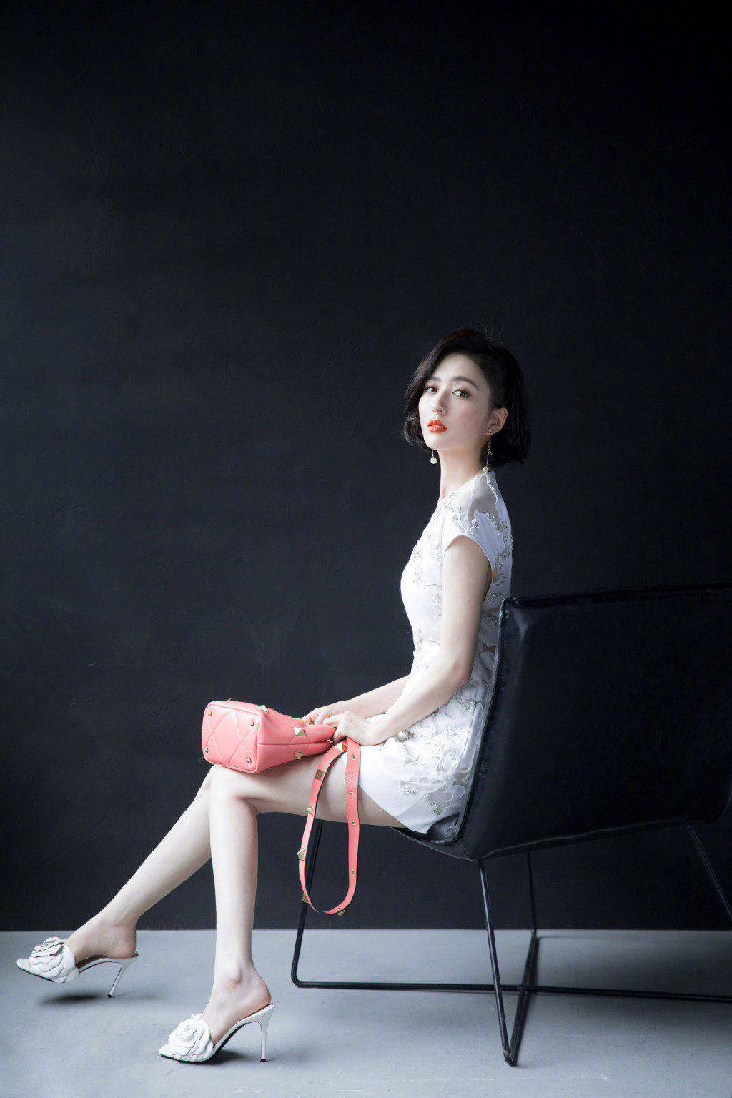 设计|又被林志玲的“括号臀”迷住了,身穿一袭紧身旗袍,腰臀比例出众