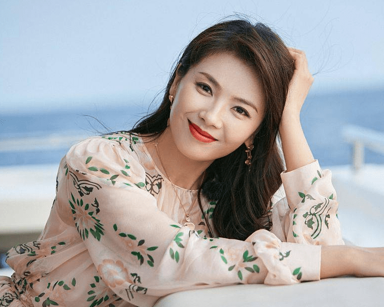 曲线|刘涛真把自己当花瓶，穿大印花裙出席活动，巴掌腰曲线太醒目