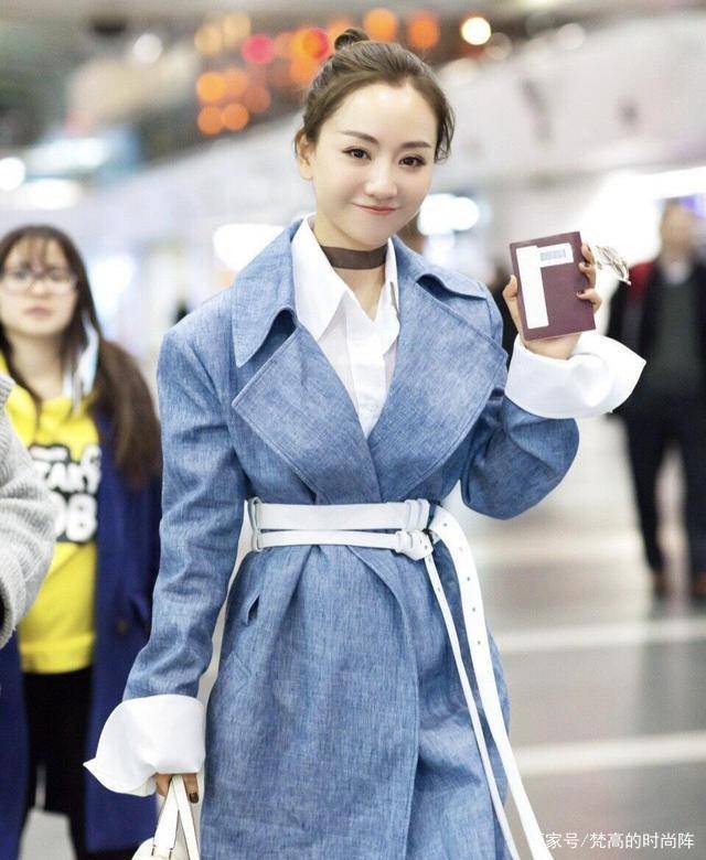 林青霞|林青霞近照曝光，一身休闲黑衣陪友人漫步！真不像66岁的老太太