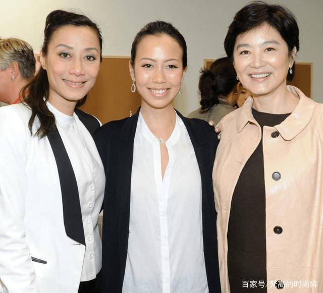 林青霞|林青霞近照曝光，一身休闲黑衣陪友人漫步！真不像66岁的老太太