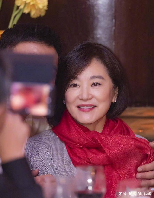 林青霞|林青霞近照曝光，一身休闲黑衣陪友人漫步！真不像66岁的老太太