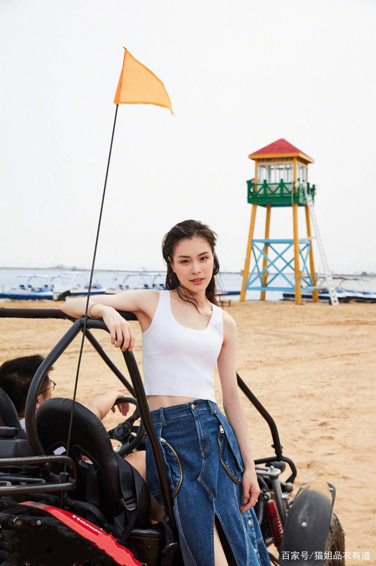 身材|奥运冠军吴敏霞周末出游，穿背心水边扮酷，又瘦又美身材保持真好