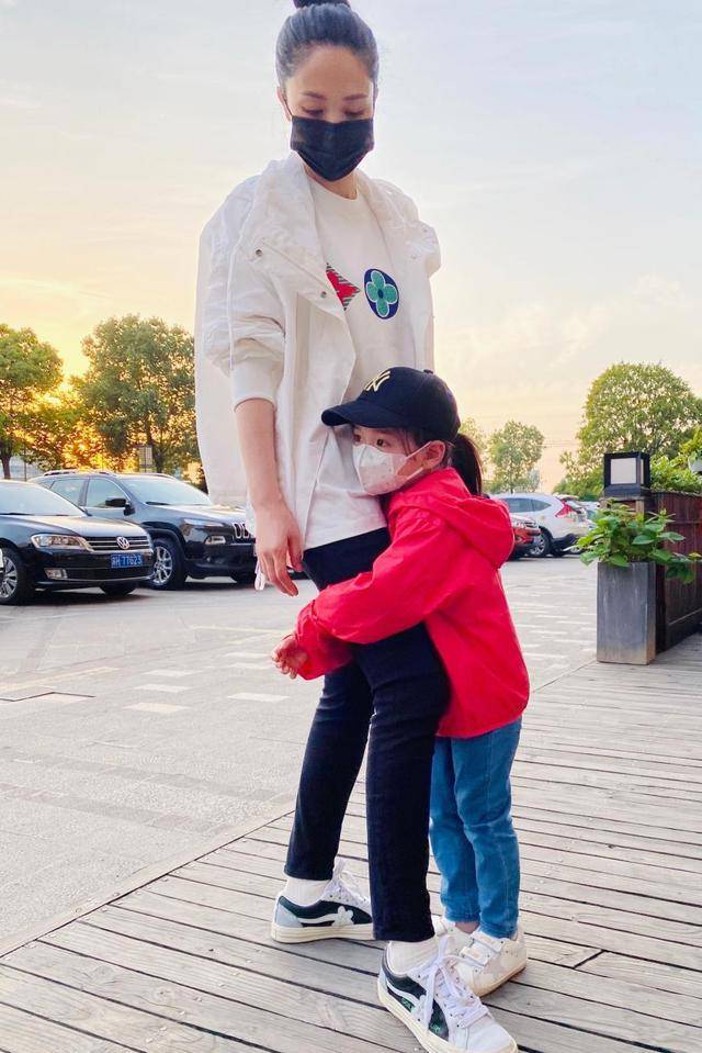 大腿|高云翔都回来了,女儿小酒窝“翻脸”不认爸!抱着董璇大腿不撒手