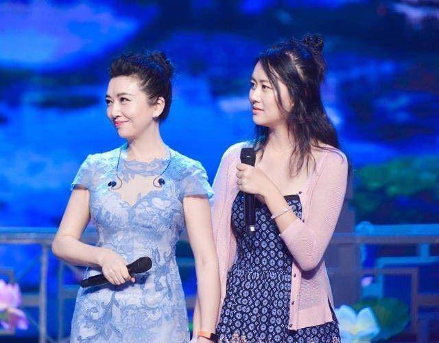 黑色|江珊不愧是风华绝代的美人，一袭黑色裹身长裙优雅高级，稳重大气