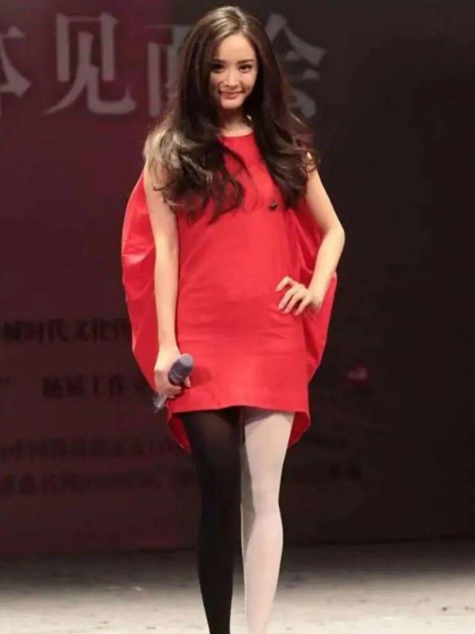 活动|杨幂走红前活动照曝光,穿“阴阳丝袜”秀美腿,大眼睛依然很美