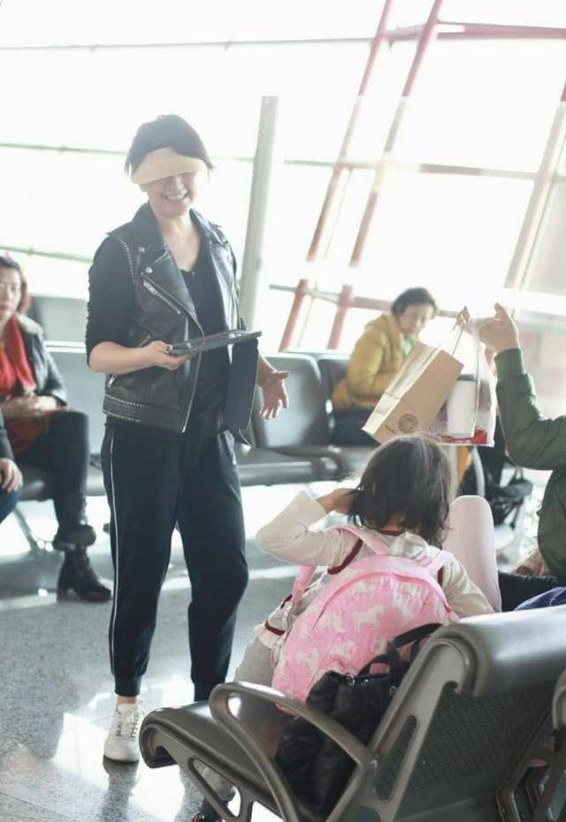 下半身|46岁罗海琼带8岁女儿现身，穿衣朴素认不出，老公长得一般却有钱