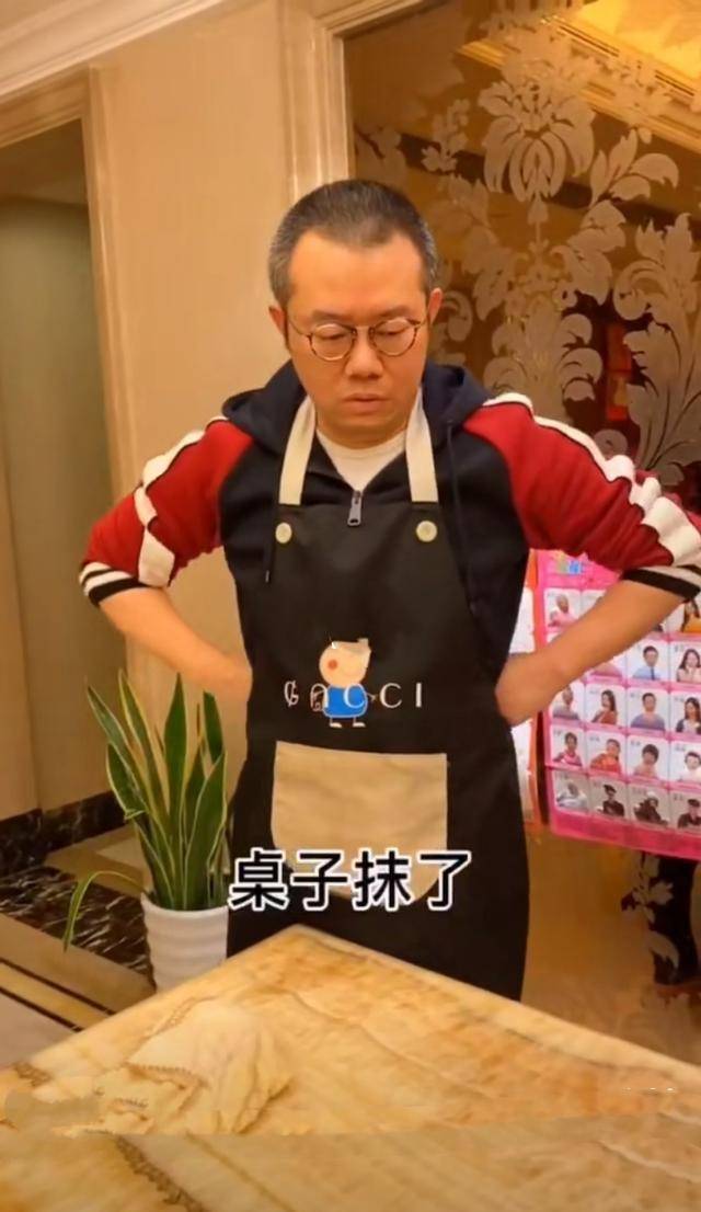 奢侈品|涂磊宅家晒日常，露出大量奢侈品，给女儿吹头发的吹风机都是大牌