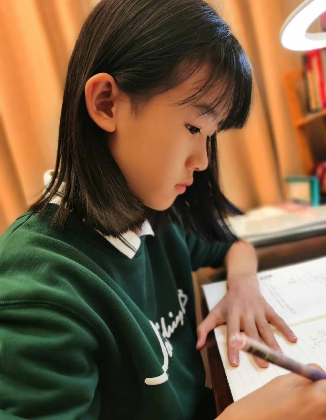 氛围|陆毅老婆女儿拍写真,满屏都是大长腿,12岁贝儿和妈妈共用一张脸