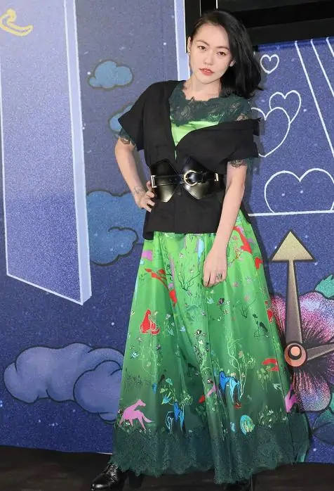 合体|小S婆媳合体亮相，混搭礼服裙还配束腰带，与婆婆抢风头真不客气