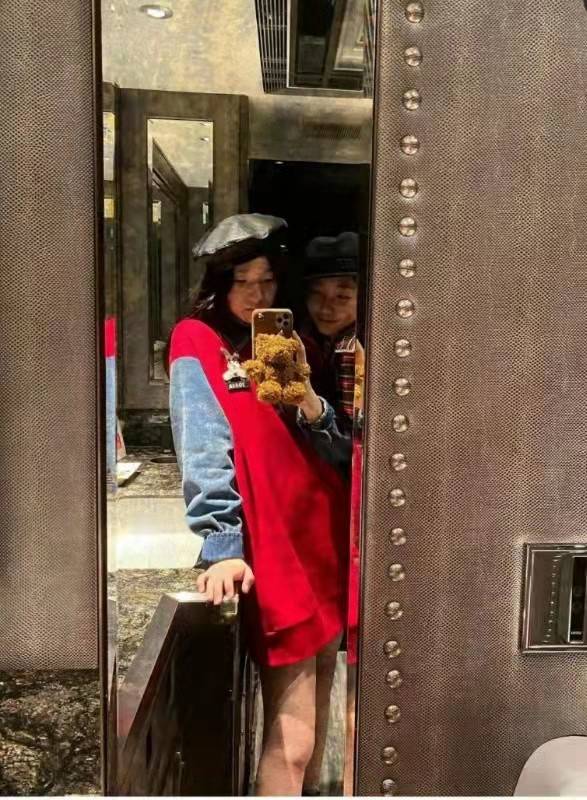 黑色|小S大女儿晒美照！15岁穿露脐装搭高腰裤秀身材，天生高级脸