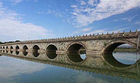 北京市现存最古老的石造联拱桥，为燕京八景之一，卢沟桥