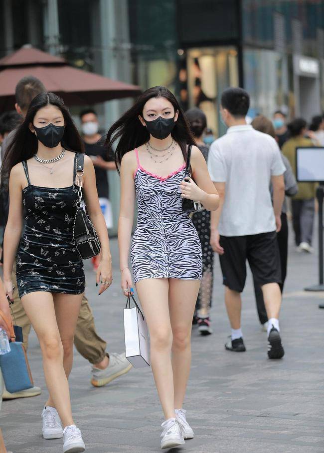 裙子|慵懒睡衣风的吊带裙穿出了女性的浪漫柔情，不是所有人都会懂！