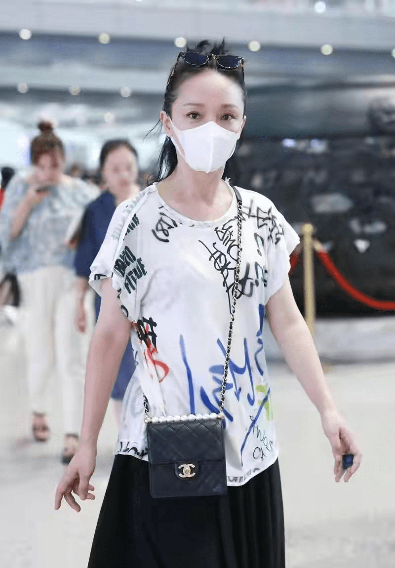 显得|真服了周迅,明明身高不占优还不注意凹腰线,但印花T确实挺减龄