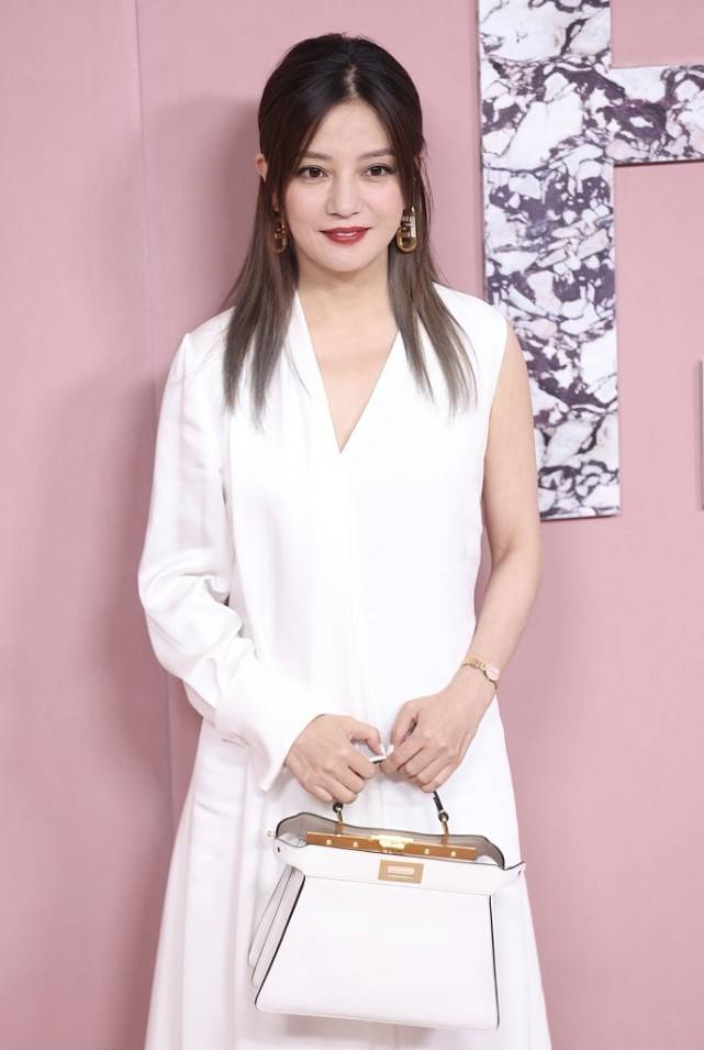 颜色|赵薇连设计这么独特的裙子，也能穿得时髦，就是鞋子搭配得怪怪的