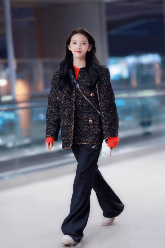 赵丽颖|赵丽颖离婚后高调亮相，小香风套装优雅年轻，气质比以前更好了
