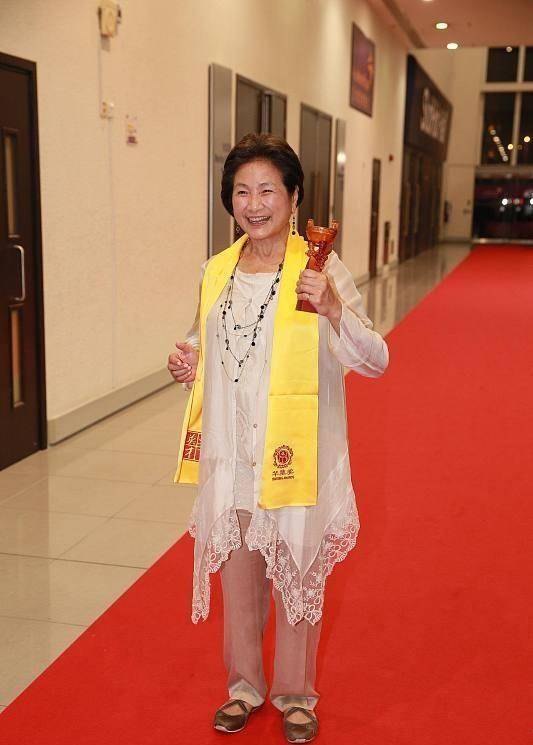 潘迎紫|郑佩佩只比潘迎紫大三岁,看着却像长辈,保养和不保养真有区别