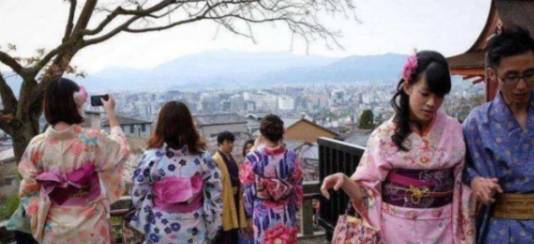 去日本旅游时，为何不要背双肩包，当地导游：别怪我没提醒你