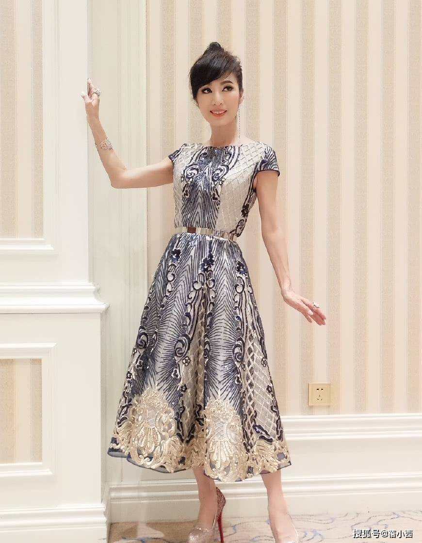 进行|米雪真是65岁的年纪35岁的身材,穿挂脖上衣配阔腿裤,像个年轻人