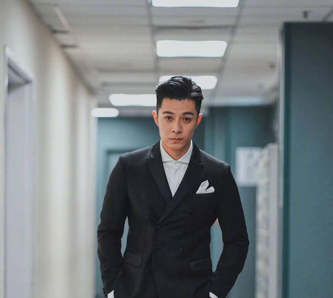 慈父|36岁男星喜得二胎！怀抱宝宝一脸慈父笑，和爱妻结婚5年儿女双全