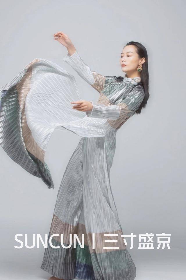 设计|“不务正业”！师范毕业做裁缝，把旗袍一改造直接上了纽约时装周