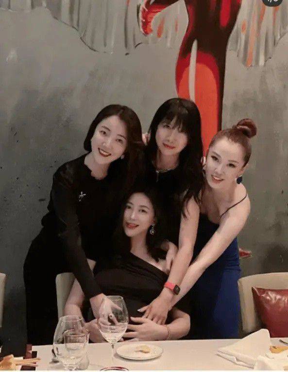 脖颈|朱珠怀孕之后发福得厉害！怀孕9月涂大红唇好精致，身材走样许多