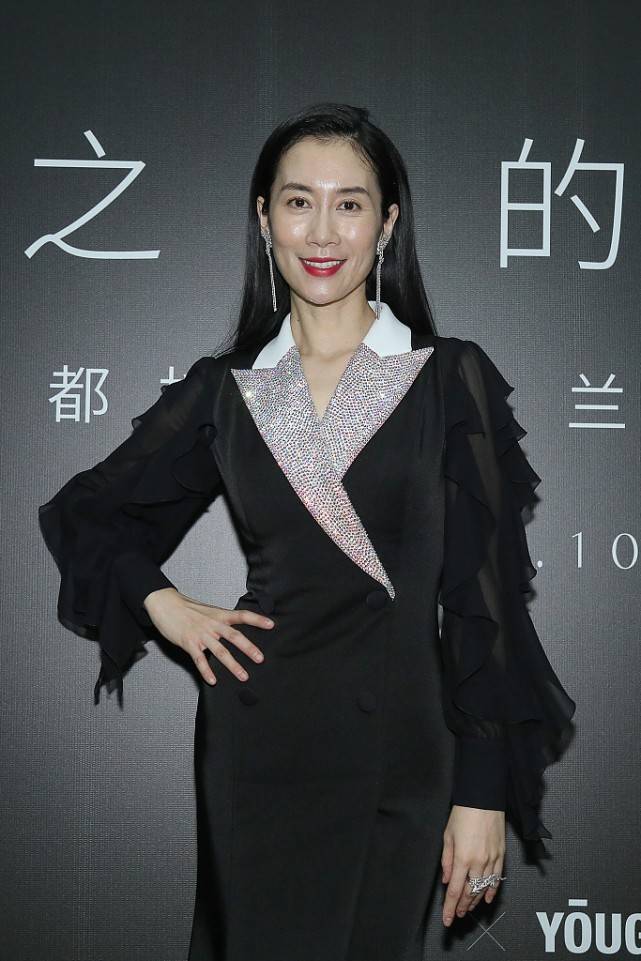 黑色|温峥嵘是真的有些老了,肌肤状态不如当年,但还好气质依旧高级