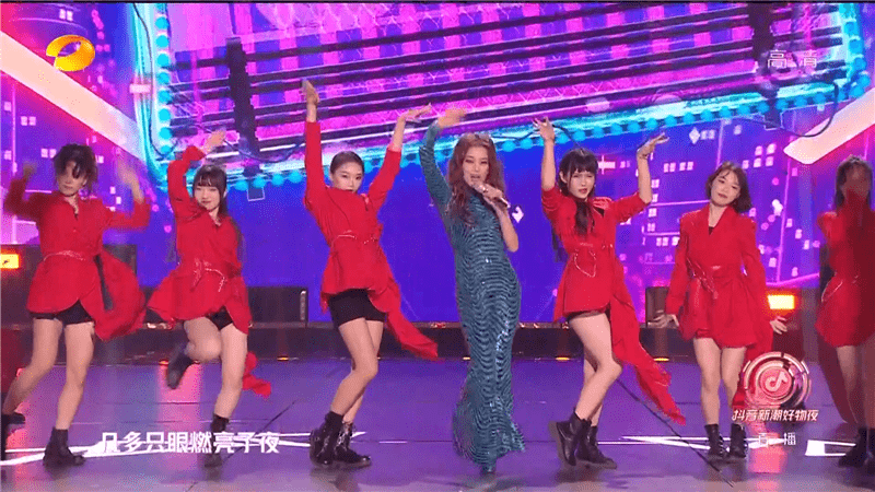 张萌|芒果817晚会女星状态大赏:娜扎紧张频卡词,张萌浮肿,硬糖全员扮嫩