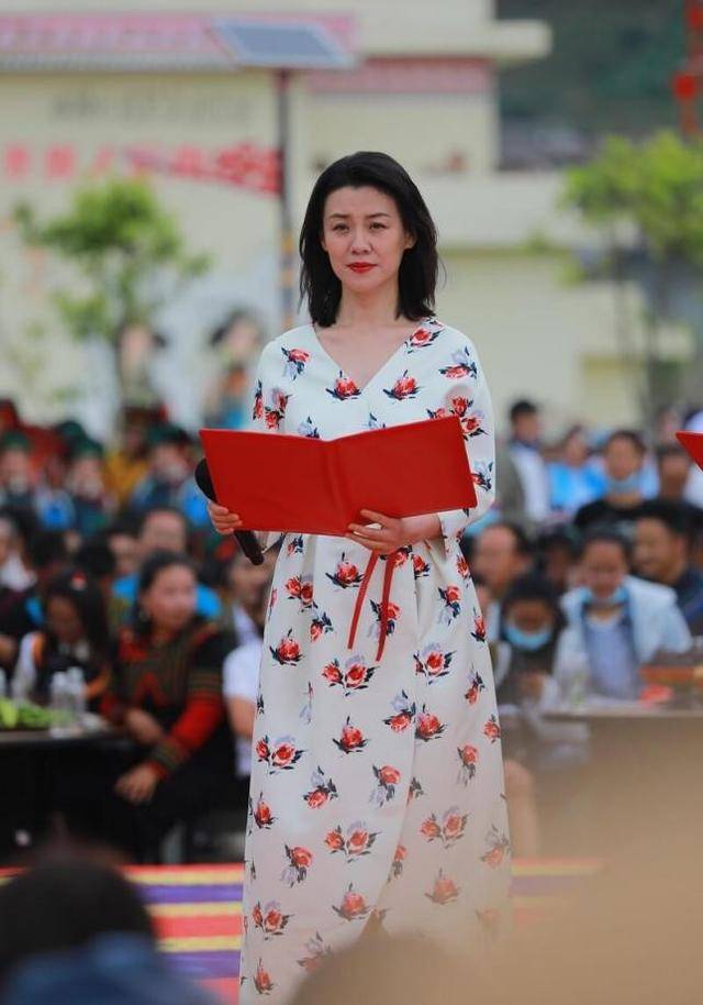 身材|生活中的刘琳挺温柔的，穿收腰褶皱裙显得温婉大气，有皱纹也美