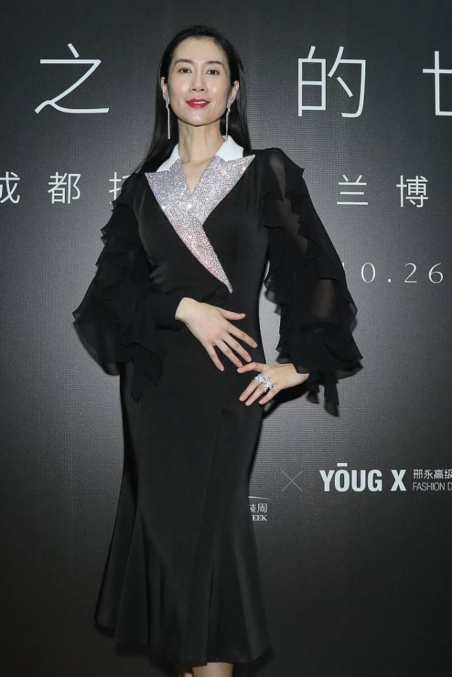 黑色|温峥嵘是真的有些老了,肌肤状态不如当年,但还好气质依旧高级