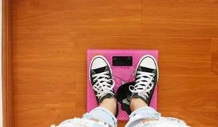 生活|加速女性发胖的行为,爱吃零食排最后,在榜首的多数女性天天在做