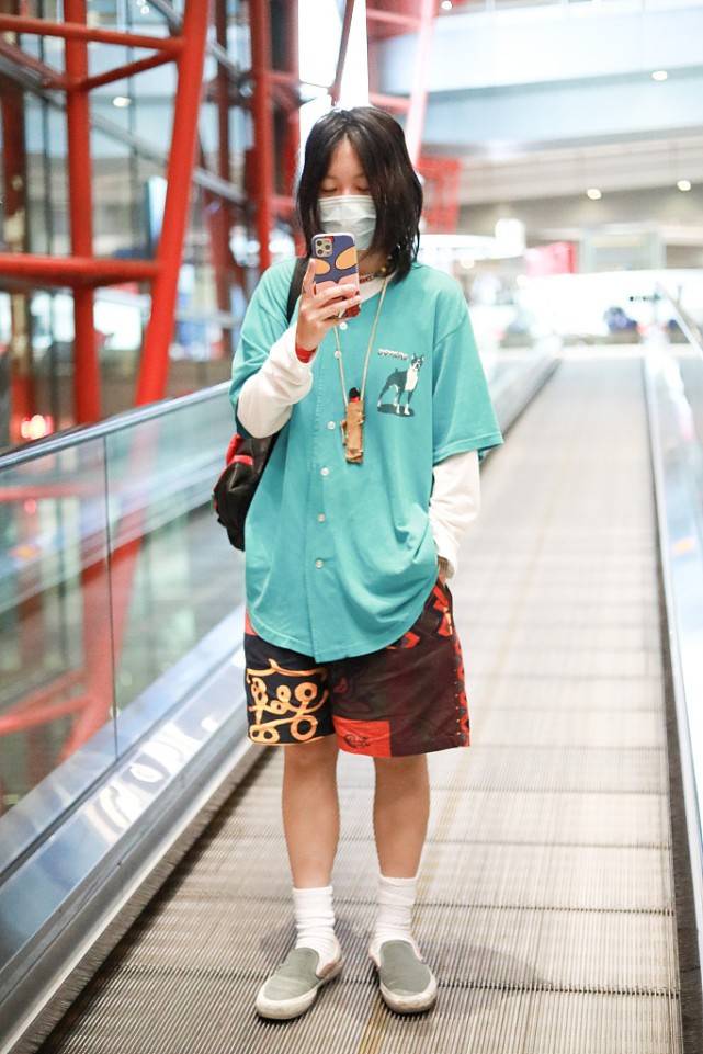 中性|长发的窦靖童也挺潇洒的，中分头发有点“油”，但率性穿搭不违和