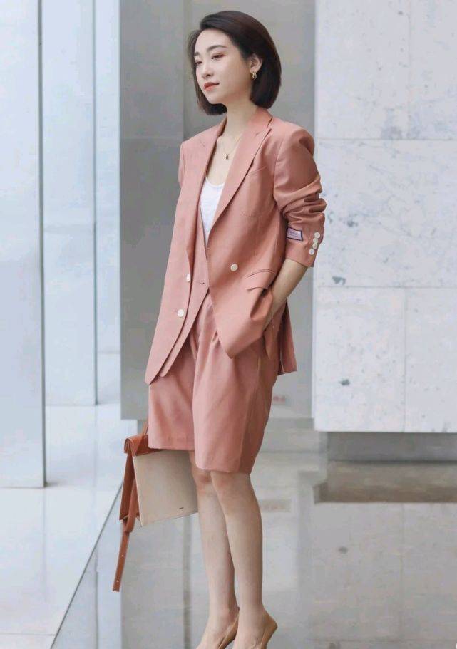 服装|只要穿对了，就能轻松成为精致的女人，与年龄无关