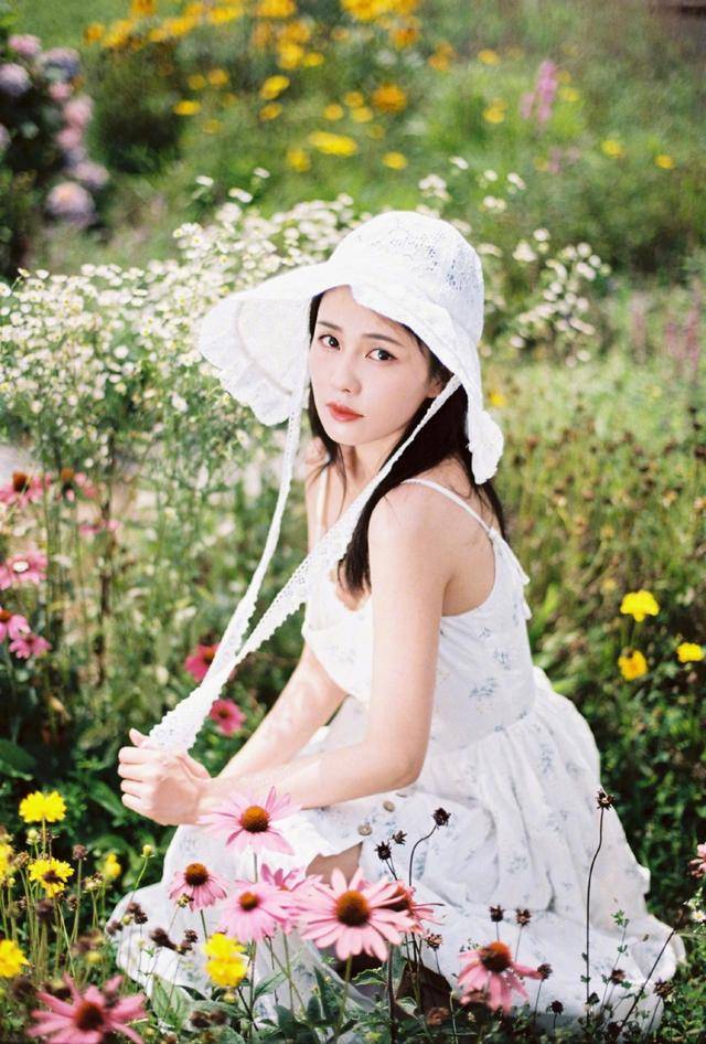 显得|白鹿不愧是于正力捧的人，穿碎花裙扮邻家女孩，清丽脱俗美成初恋