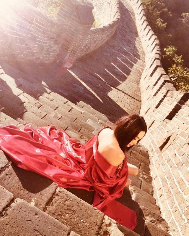 颜色|“冻龄女神”温碧霞时尚撩人，一袭红色长裙秀美背，哪有54岁的样