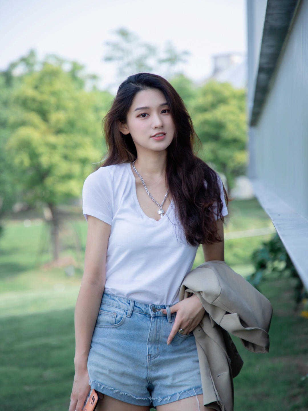 显得|秋天，“阔腿裤”的高级穿法是这样的，搭配白衬衫利落潇洒