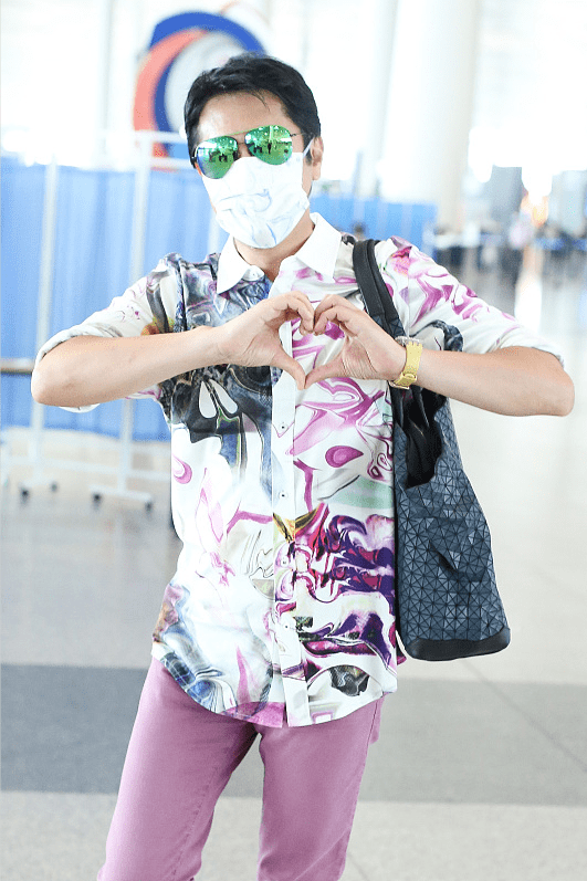 蔡国庆|谁说男人不能"老来俏",蔡国庆穿花衫看着花里胡哨,可还挺个性