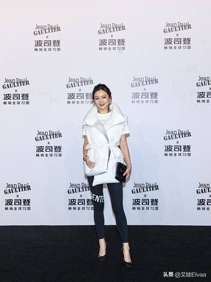 张艺谋|张艺谋带着小娇妻搭飞机，实属难得，穿上万鞋子打扮奢华，妻子全程玩手机。