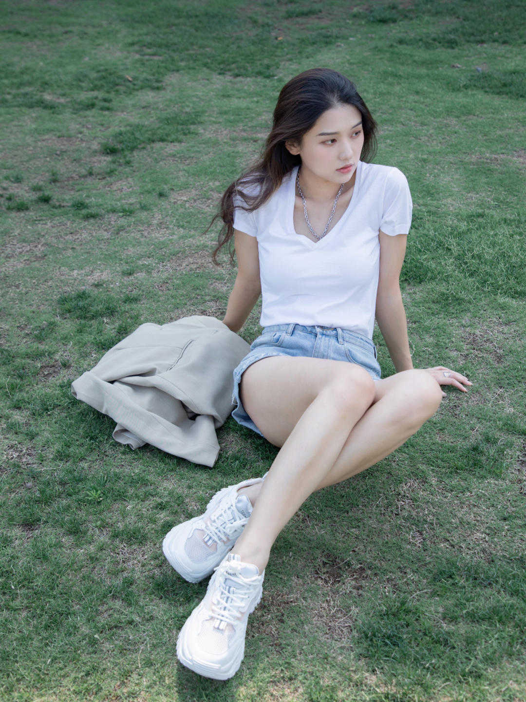 显得|秋天，“阔腿裤”的高级穿法是这样的，搭配白衬衫利落潇洒